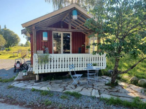 Idyllisk minihus i landlige omgivelser - med 5 sengeplasser og parkering
